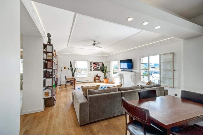 Building Photo - 109 N Sycamore Ave