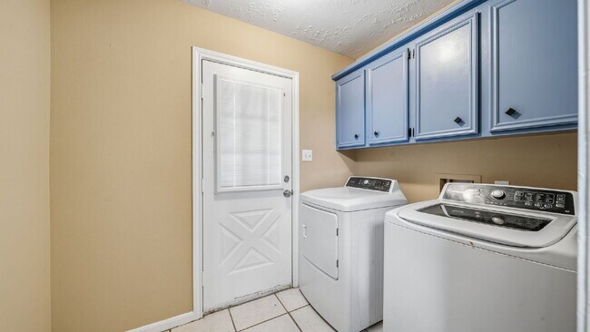 Building Photo - Enjoy comfortable, low-maintenance living in this updated, pet-friendly, carpet-free 3-bedroom ho...