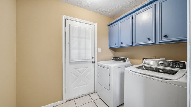 Building Photo - Welcome to this delightful 3-bedroom, 2-bathroom home. Perfectly situated this residence offers f...