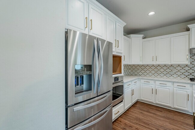 Building Photo - 2744 E Donato Dr
