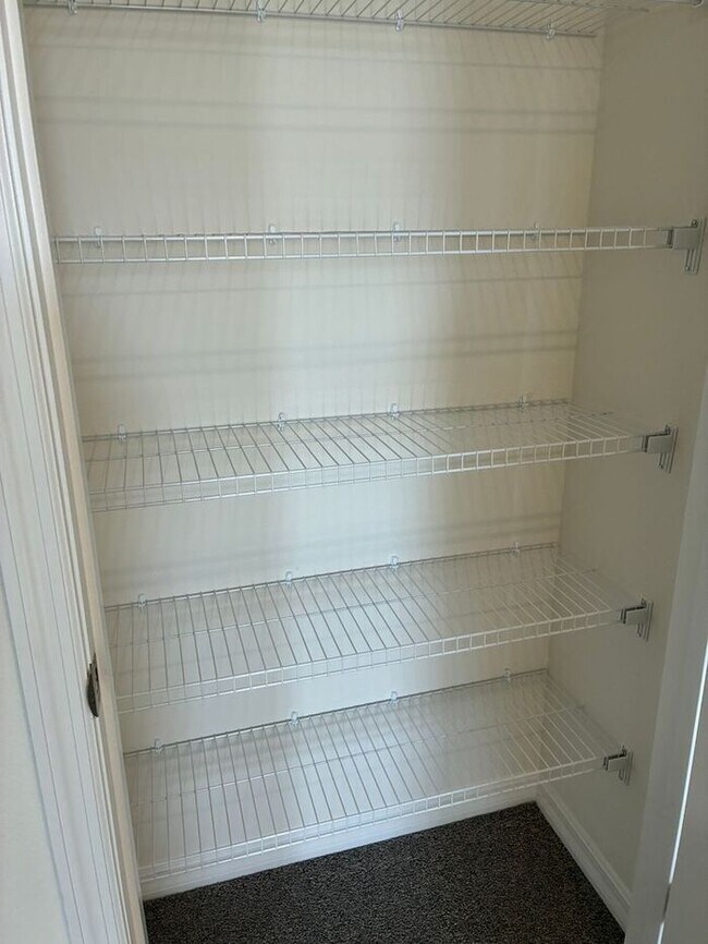 Building Photo - 3 Bedroom, 2.5 Bath Townhome