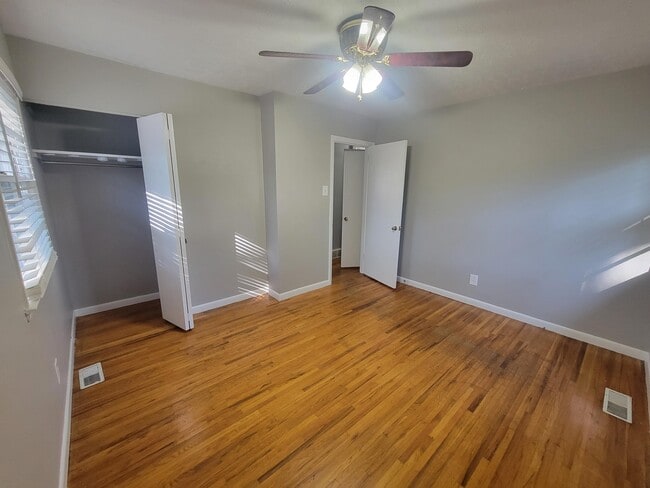 Building Photo - 872 Tearose Dr