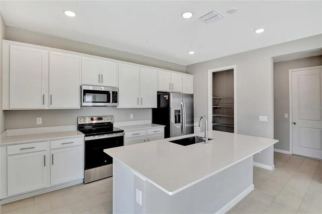 Building Photo - 560 Summit River Dr