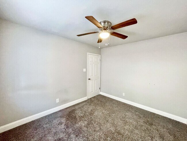 Building Photo - Charming Single-Story, 3Bed/2Bath Gem Minutes from Southtown