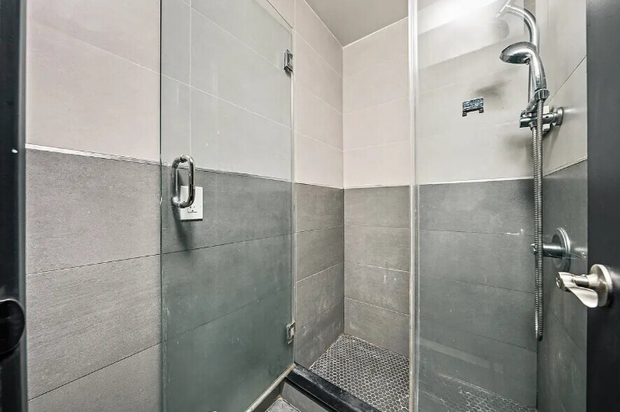 Building Photo - 439 W 46th St
