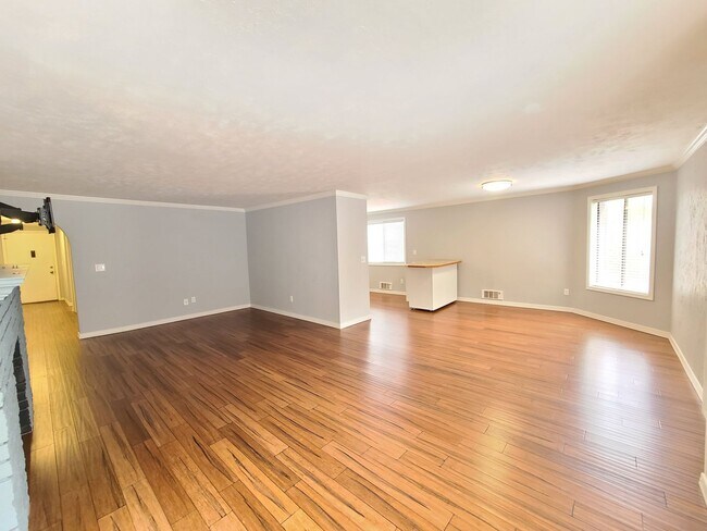 Building Photo - $1,695 - 2 Bed / 2 Bath Spacious Top Floor...
