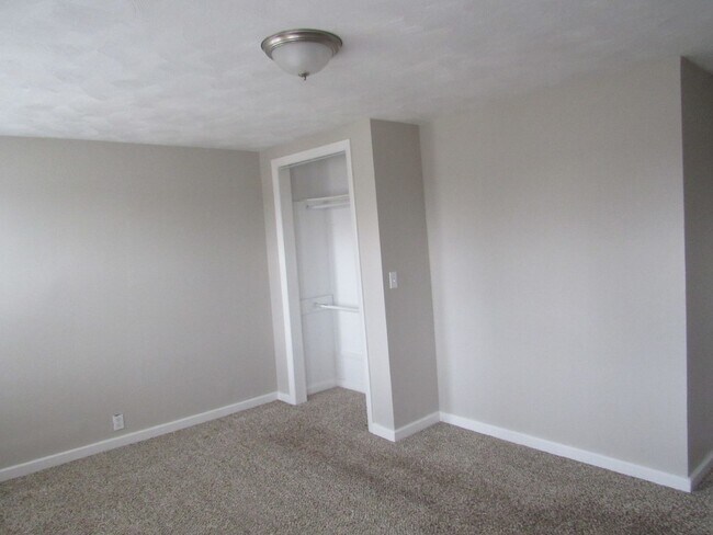 Building Photo - Dracut Beautiful 5 Bedroom Apartment Ready for Occupancy!!