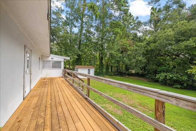 Building Photo - 103 S Chapel Dr