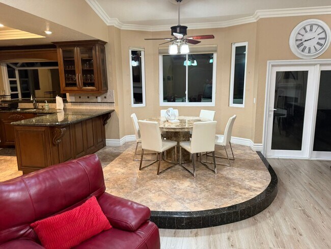 Building Photo - Custom Estate