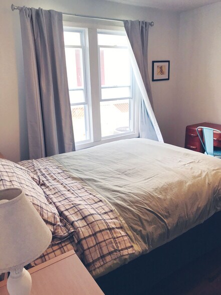 Bedroom - 711 Hamilton St
