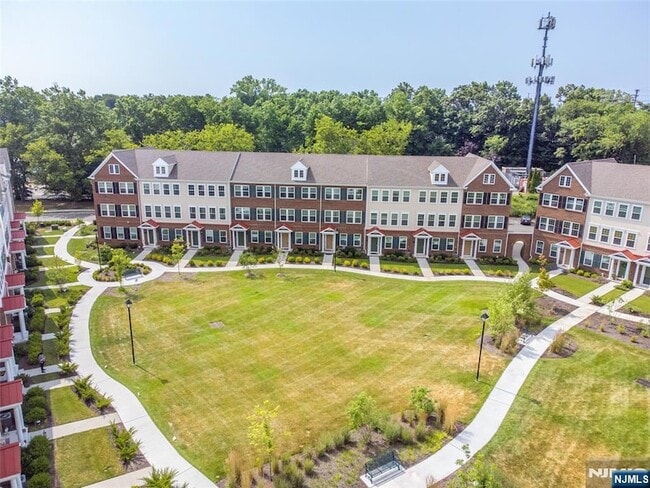 Building Photo - 9 Landmark Ln