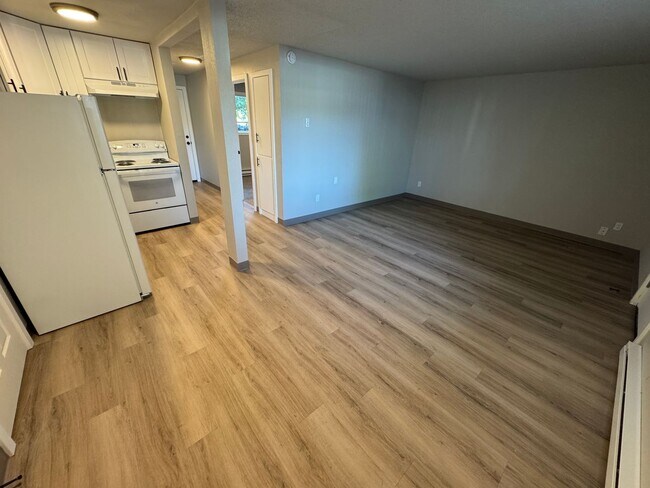 Building Photo - (248 - 277) 1 Bdrm Downstairs W/ Private Y...