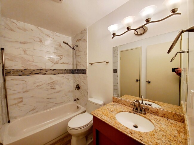 Building Photo - Beautiful, sunny woodlake condo