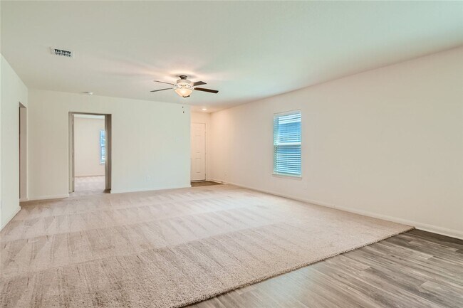 Building Photo - You dont want to miss this one!! 4 bedrooms!