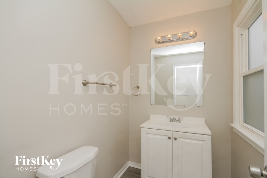 Building Photo - 639 N Martha St