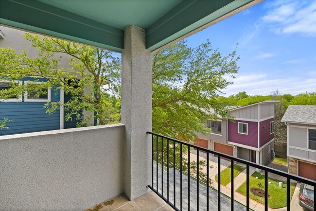 Building Photo - 1504 Lorraine Loop