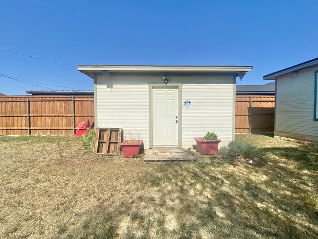 Building Photo - PRE- LEASING NOW for 2 bed 2 bath updated ...