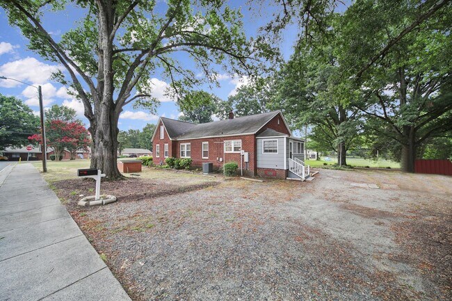 Building Photo - Lovely Brick Ranch Home Close to Uptown Ch...