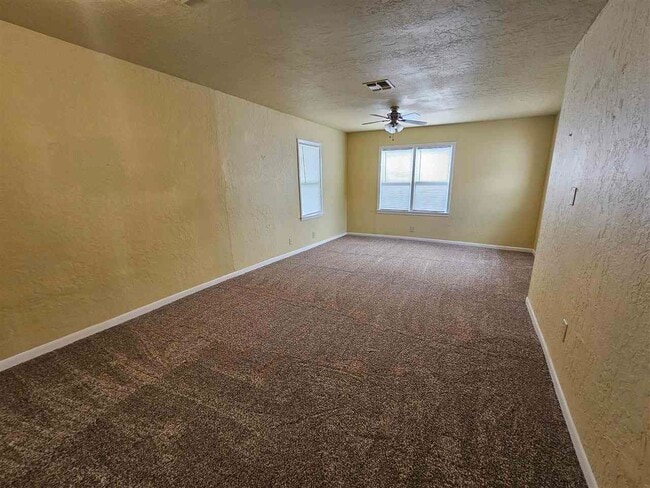 Building Photo - 909 NW Bell Ave