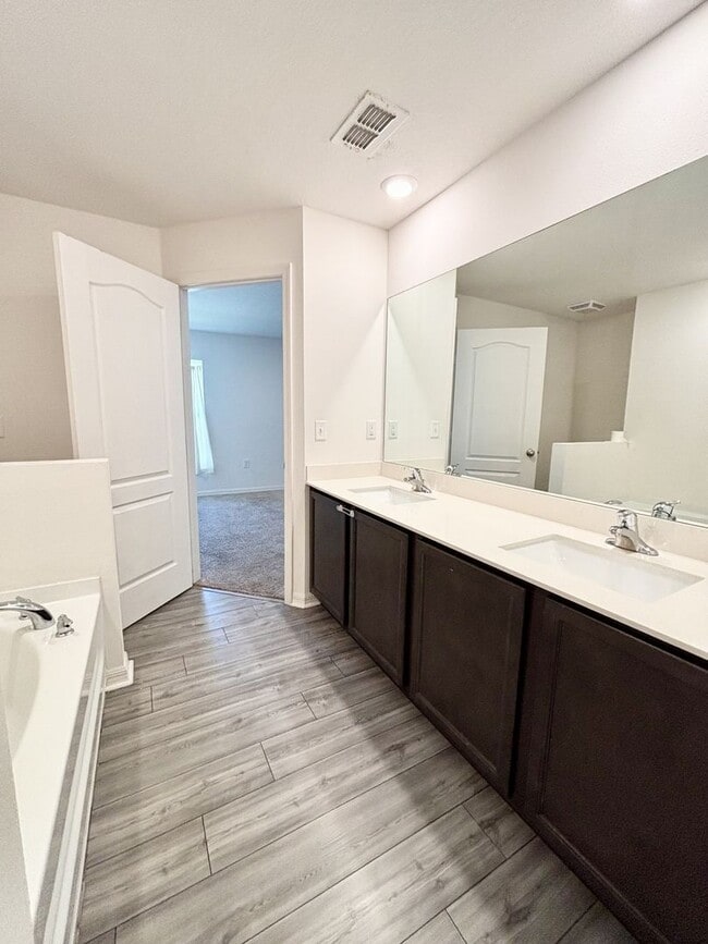 Building Photo - Your Dundee 4Beds/2Baths dream home – conv...