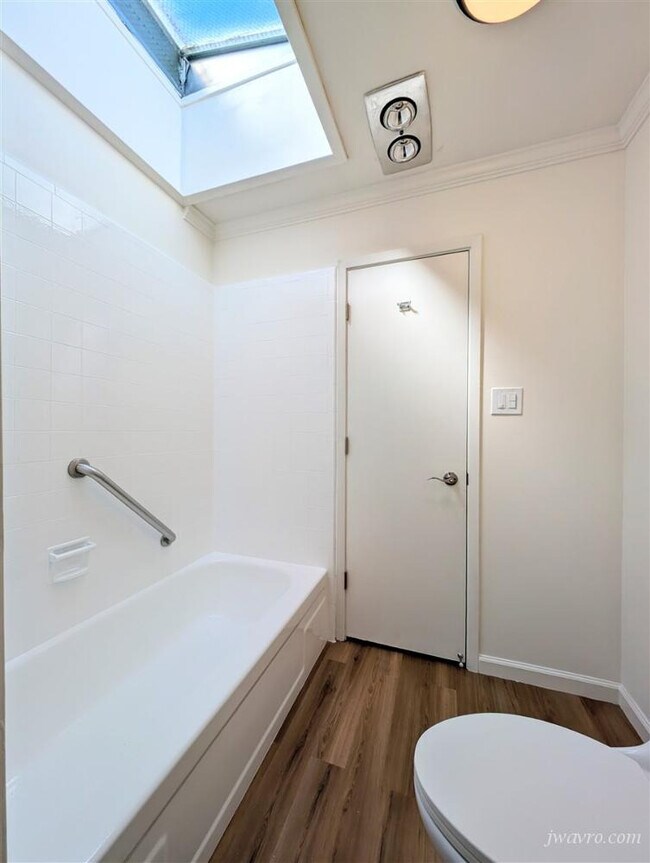 Building Photo - 3044 Franklin St