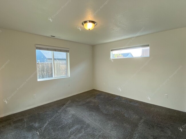 Building Photo - Central Oregon Living: Bright Home with Fi...