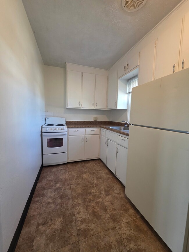 Building Photo - 702 8th Ave N