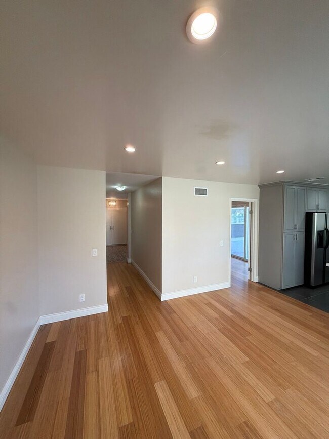 Building Photo - Beautiful 3 Bedroom Home in Avocado Heights