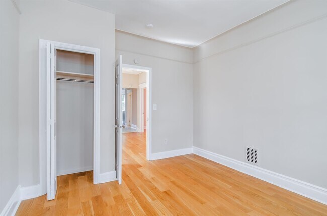 Building Photo - 124 W 54th St