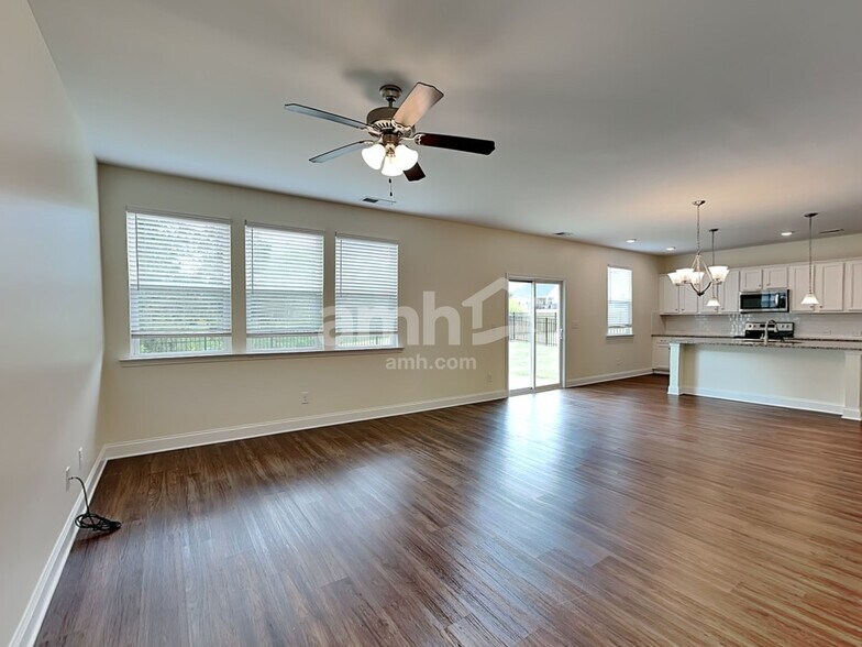 Building Photo - 241 Lake Vista Dr