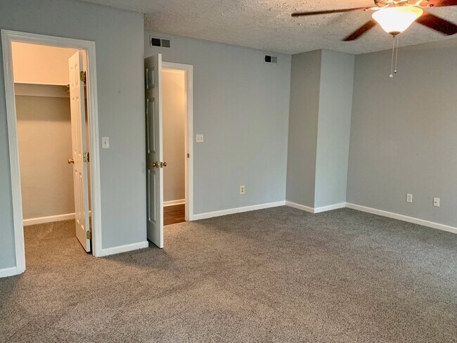 Building Photo - 1 Bed | 1 Bath Condo Near Glenwood - Water...