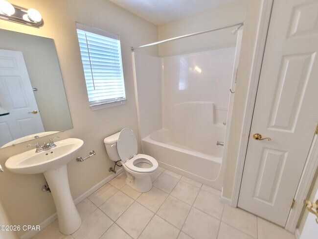 Building Photo - 4008 Crescent Dr