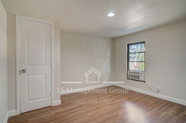 Building Photo - 609 Taft Blvd