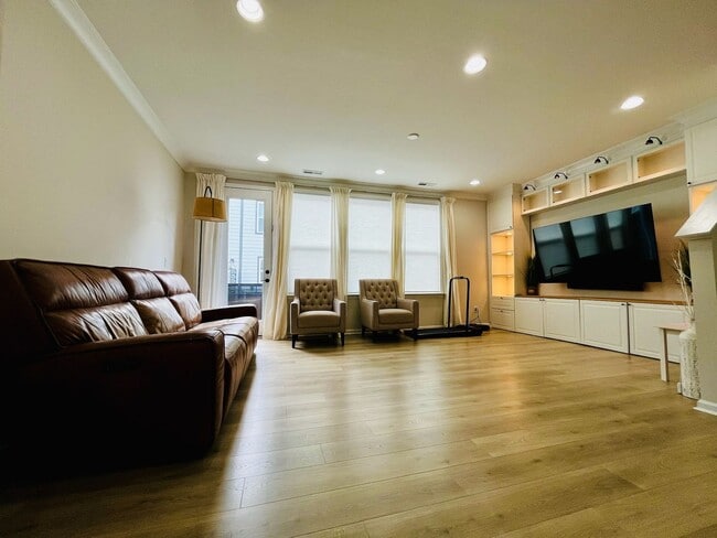 Building Photo - Beautiful 4BR Townhouse in Ballantyne