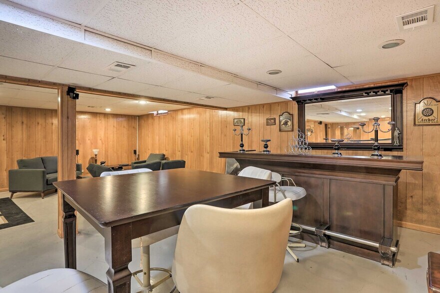 Building Photo - 1960 Pinelawn Dr