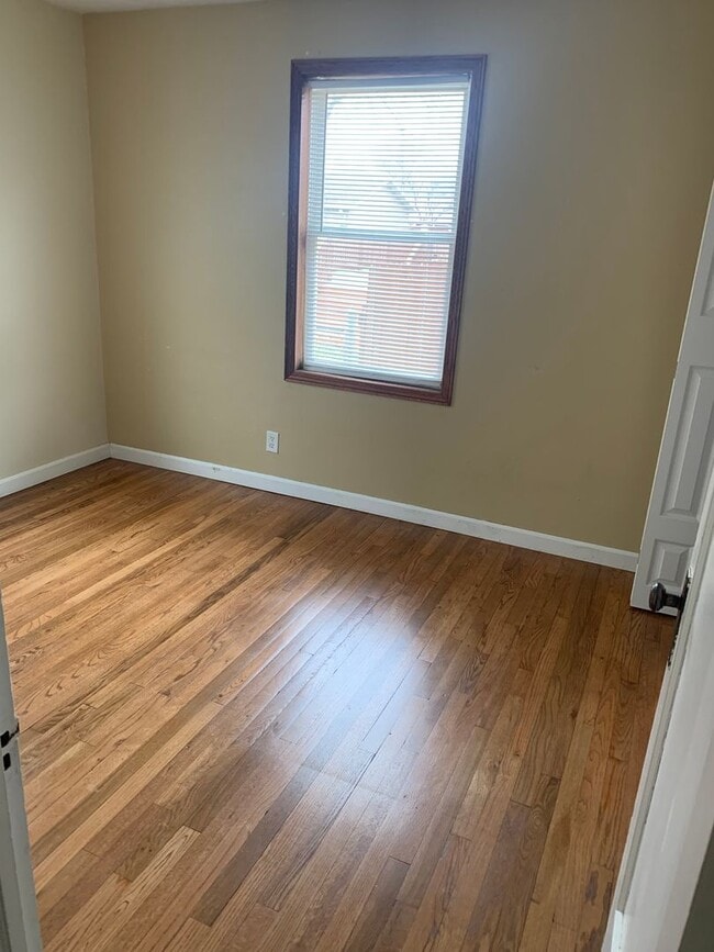 Building Photo - Spacious 3 Bedroom, 2 Bathroom Home near A...