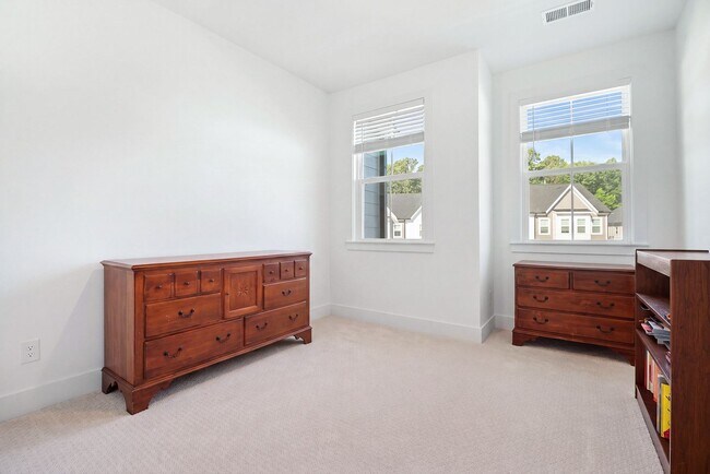 Building Photo - Stunning Like-New Townhome in Prime South Durham Location!