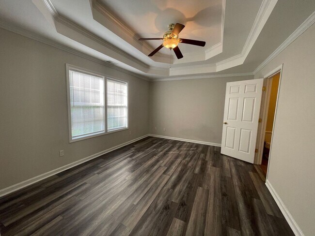Building Photo - 1/2 OFF SECURITY DEPOSIT SPECIAL! Save $1,...
