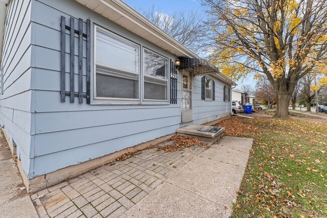 Building Photo - VIDEOTOUR: Delightful home w/Garage and Large Yard. PETS WELCOME
