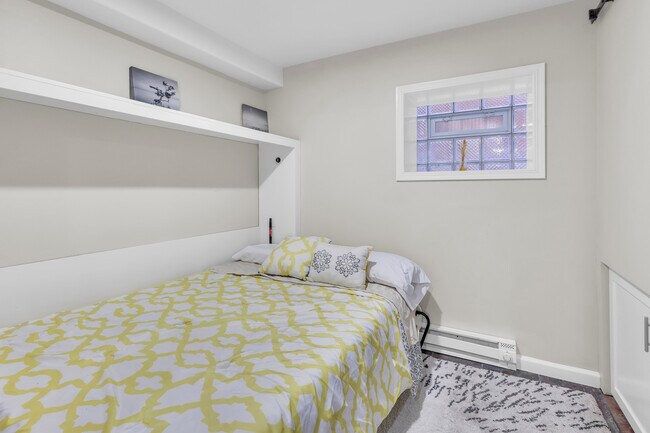 Building Photo - 2112 N Sawyer Ave