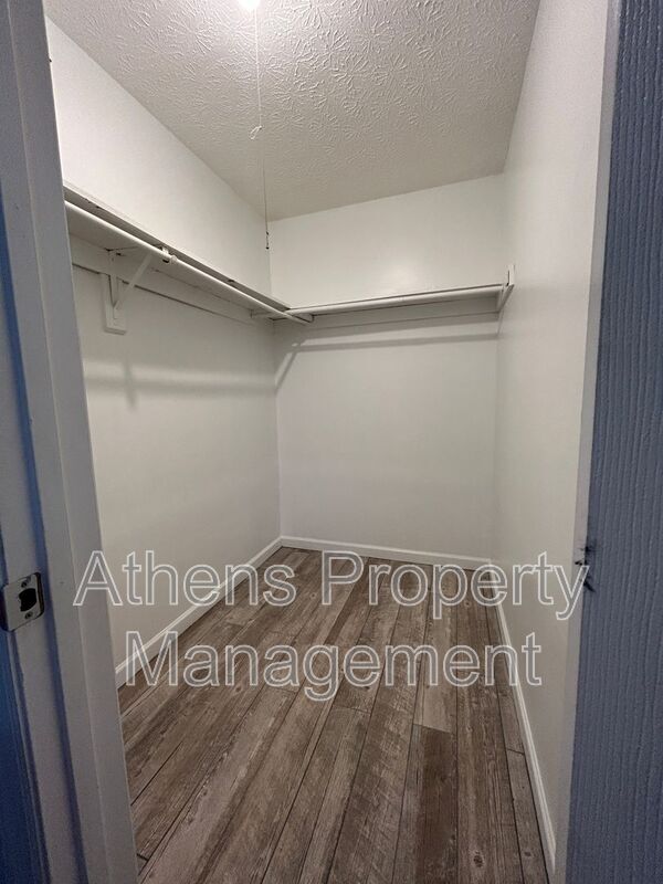 Building Photo - 105 Howell Way