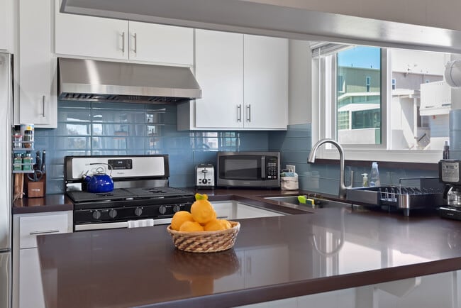 Building Photo - 617 Loma Dr