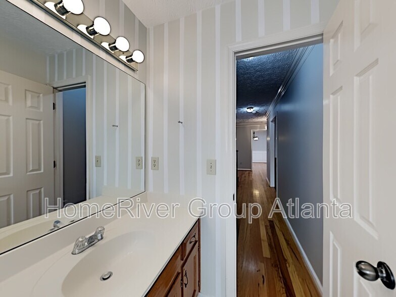 Building Photo - 1216 Wynford Colony S W