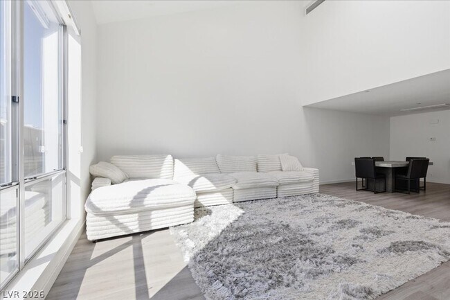 Building Photo - 250 Tower St