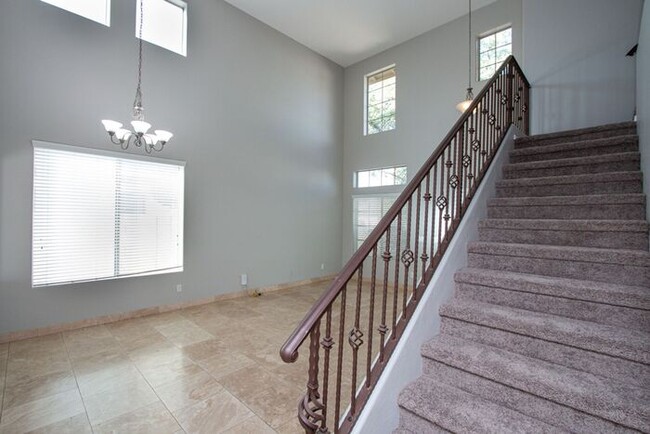 Building Photo - Welcome to this stunning 4 bedroom, 2.5 ba...