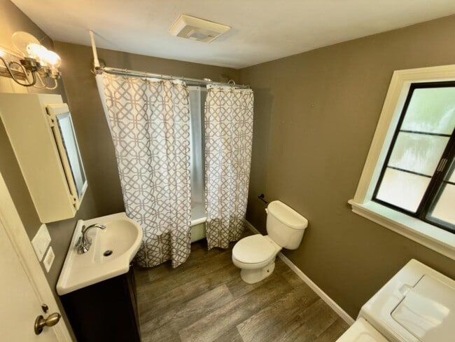 Building Photo - 372 W Hickory St