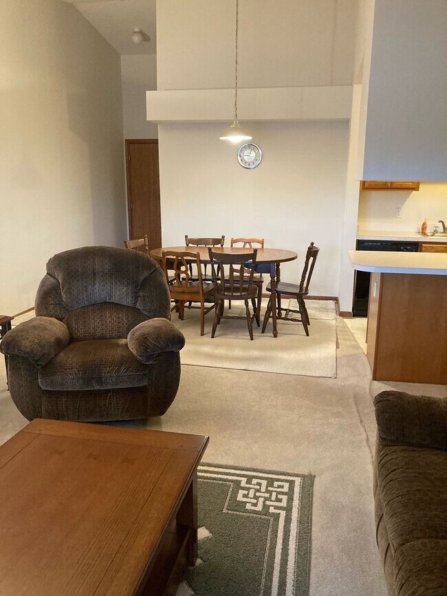 Building Photo - Two Bedroom Condo in Stadium Meadows!