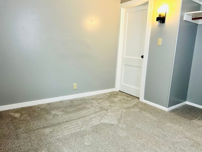 Building Photo - Move In Ready! 2 Bedroom House