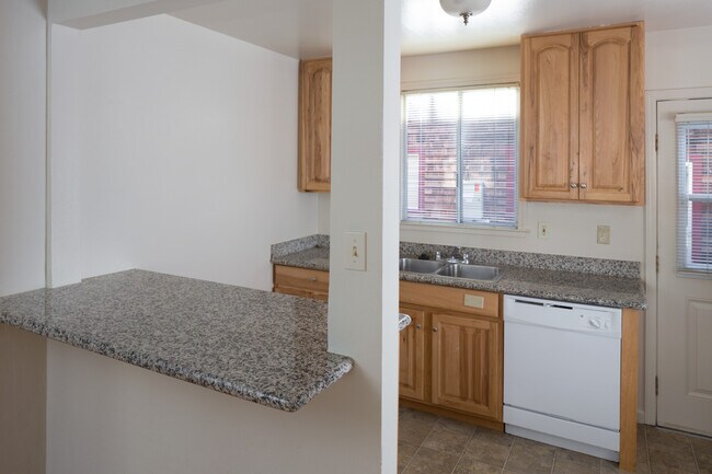 Building Photo - 6605-6605 Moeser Ln