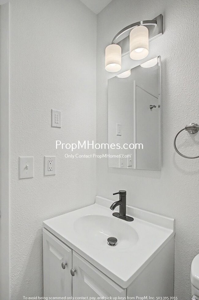 Building Photo - Updated Two Bedroom Unit in St Johns!